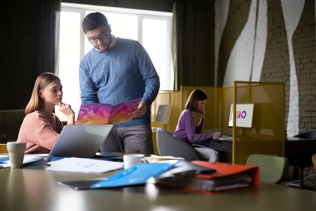 Pessoas de tiro médio debatendo ideias no trabalho