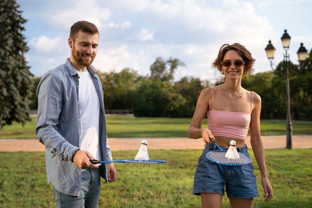 Foto pessoas de tiro médio jogando badminton