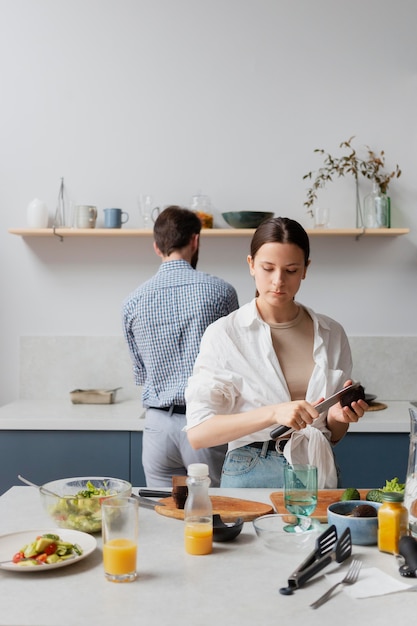 Foto pessoas de tiro médio preparando comida