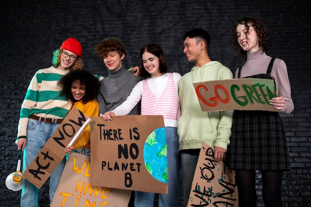 Pessoas de tiro médio protestando pelo meio ambiente