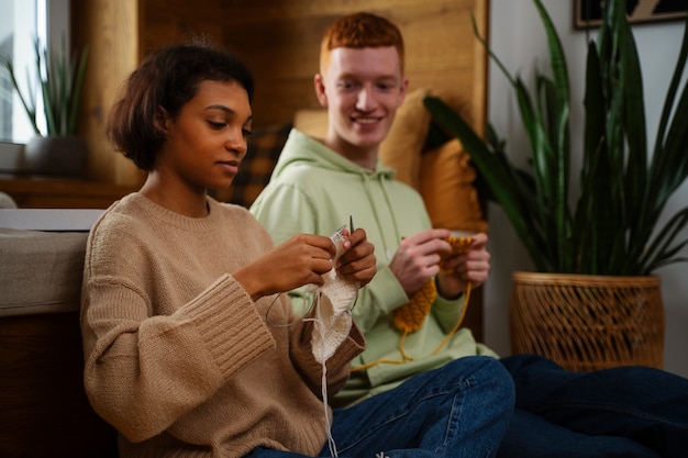 Foto pessoas de tiro médio tricotando juntos