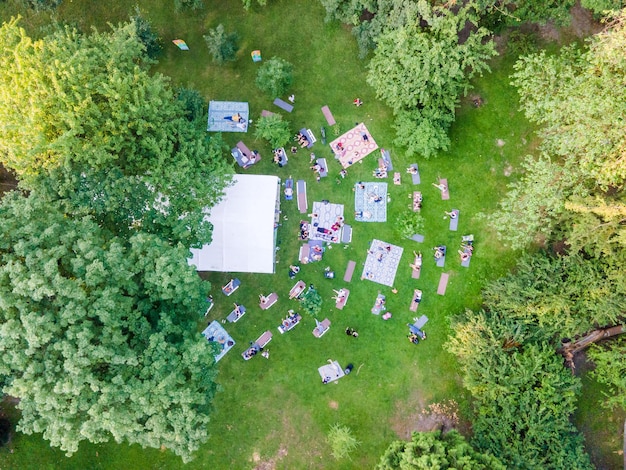 Pessoas deitadas no parque público da cidade