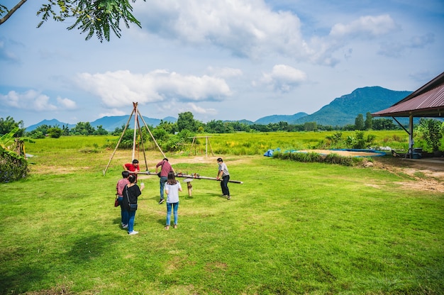 Pessoas desconhecidas tocando swing no Tai Dam Cultural Village amp Museum chiang khan loei ThailandCh ...