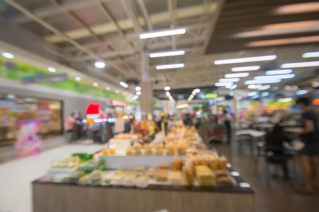 Pessoas desfocadas abstratas no centro de alimentação e cafeteria