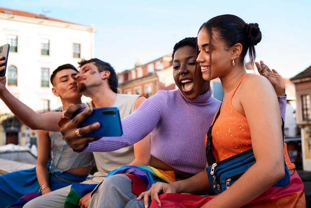 Foto pessoas desfrutando das celebrações do mês do orgulho