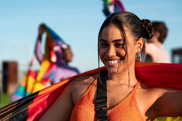 Foto pessoas desfrutando das celebrações do mês do orgulho