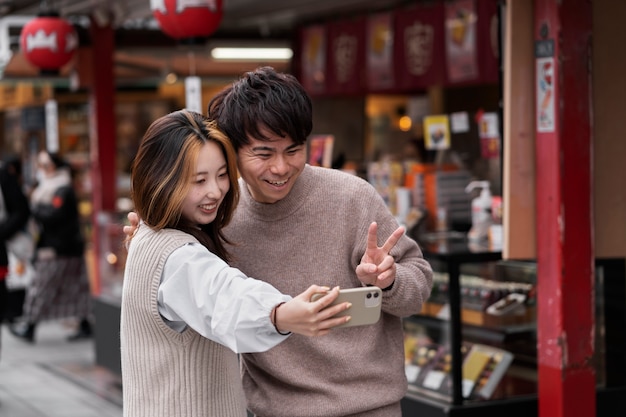 Pessoas desfrutando de comida de rua japonesa