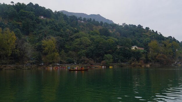 pessoas desfrutando em barcos no lago Nanital 30112023 Nanital Uttrakhand Índia