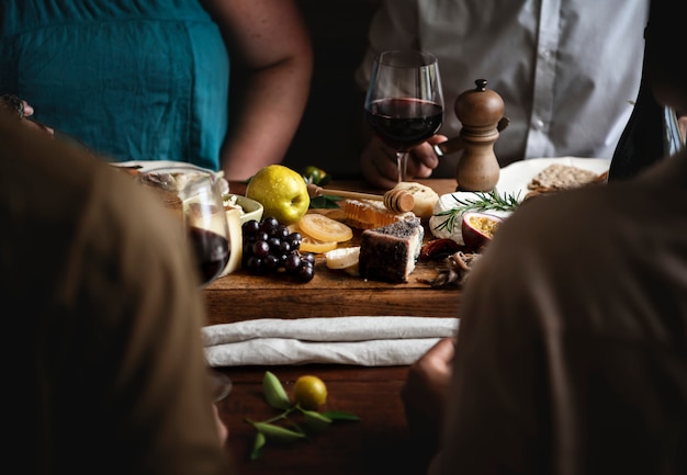 Foto pessoas, desfrutando, queijo, platter