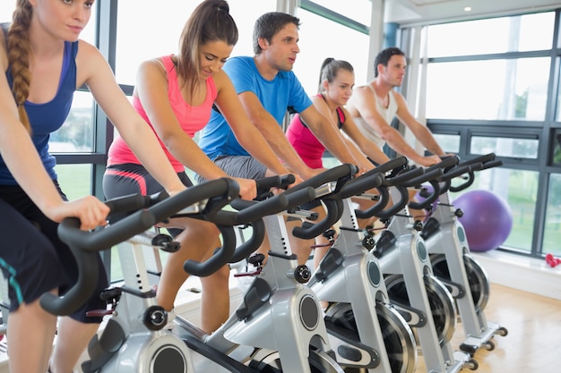 Pessoas determinadas a trabalhar na aula de spinning