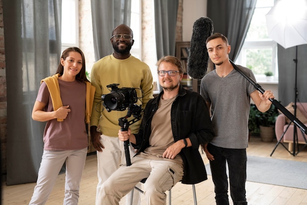 Foto pessoas dirigindo um novo filme juntas