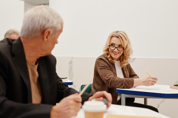 Pessoas discutindo durante o treinamento