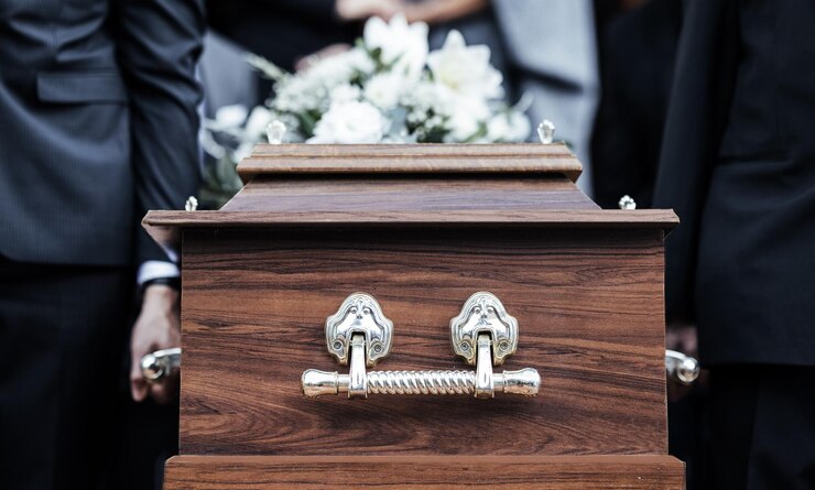 Foto pessoas do caixão e funeral com luto pela morte e serviço com a família carregam o caixão para o túmulo ao ar livre despedida e cerimônia ou evento para a pessoa morta juntos em respeito religioso e espiritual