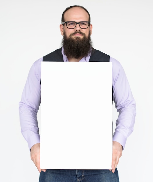 Pessoas do estúdio tiram retratos isolados em branco