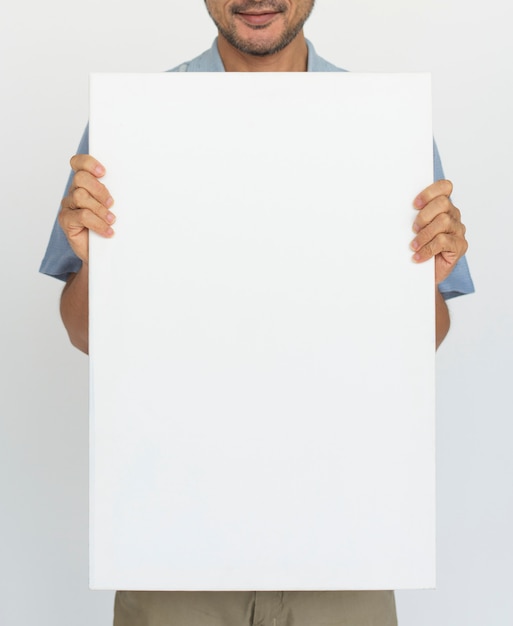 Pessoas do estúdio tiram retratos isolados em branco