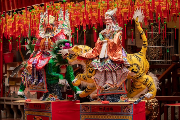 Pessoas do Festival Fantasma Chinês usam deuses de papel colorido para sacrificar
