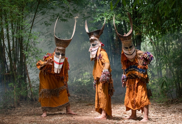 Pessoas do festival Phi ta khon com máscaras e fantasias