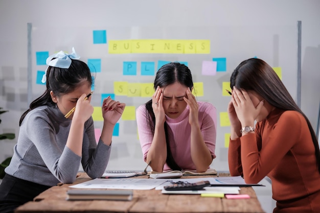 Foto pessoas e conceito de crise equipe de negócios sentada triste e resolvendo problemas em trabalho de equipe de escritório