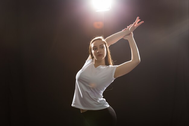 Pessoas e conceito de dança de rua - jovem fitness mulher dançando jazz funk na aula de dança.