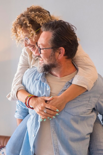 Foto pessoas e novo conceito de casa pessoas felizes casal homem e mulher nas costas se divertem e aproveitam juntos a casa sorrindo e rindo de um adulto comprando apartamento e comemorando muito feliz