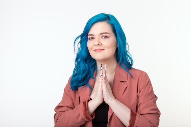 Pessoas e o conceito de moda - mulher com cabelo azul vestida de jaqueta sobre uma parede branca.