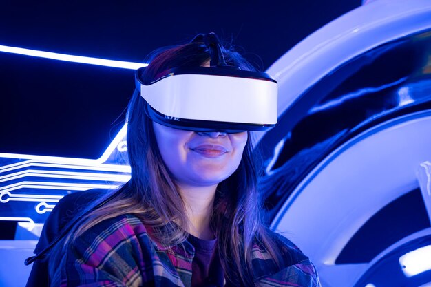 Pessoas e tecnologia conceito de metaverso Jovem mulher caucasiana usando óculos de realidade virtual em casa vendo vídeo 360