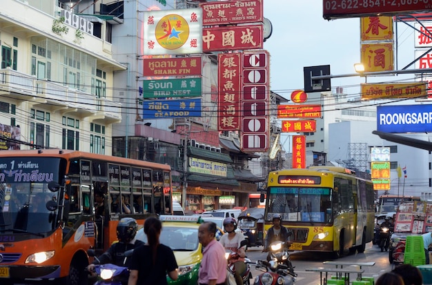 Pessoas e veículos na rua da cidade