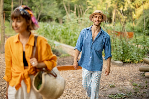 Foto pessoas elegantes felizes em terras agrícolas