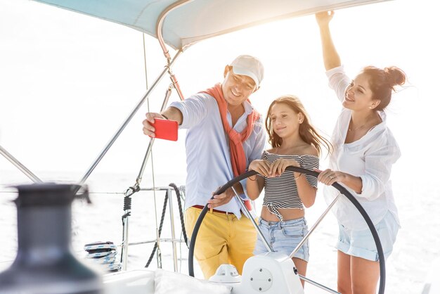 Pessoas em barcos a navegar no mar