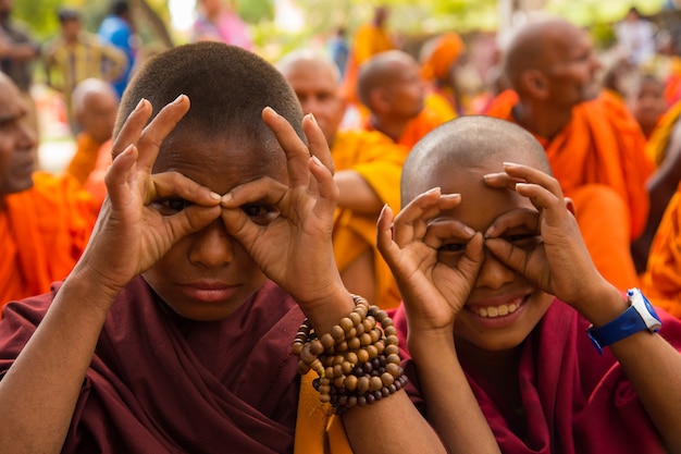 Pessoas em bodhgaya, e bodh gaya é um local religioso do budismo