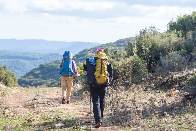 Pessoas em caminhada nas montanhas