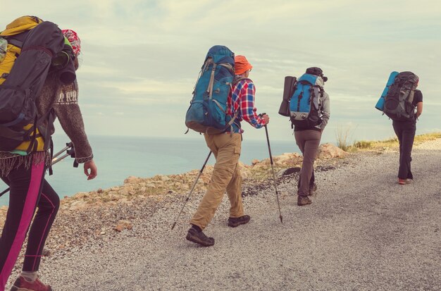 Pessoas em caminhada nas montanhas