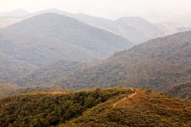 Pessoas em caminhadas em uma montanha isolada no sul do Brasil