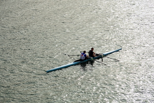 Pessoas em canoa no rio bilbao, espanha