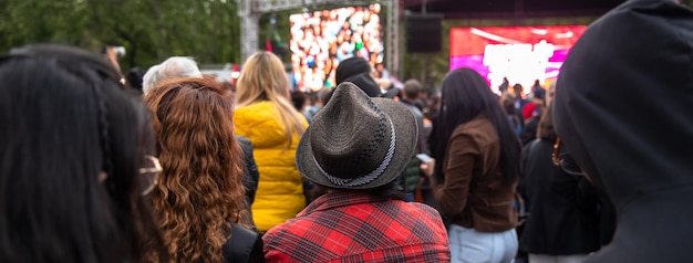 Pessoas em demonstração ou um concerto