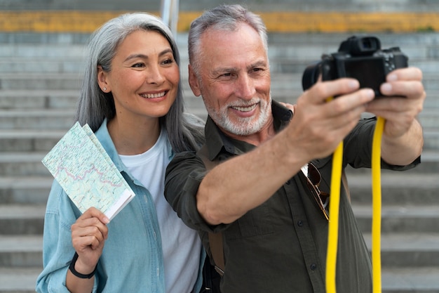 Foto pessoas em foto média tirando fotos