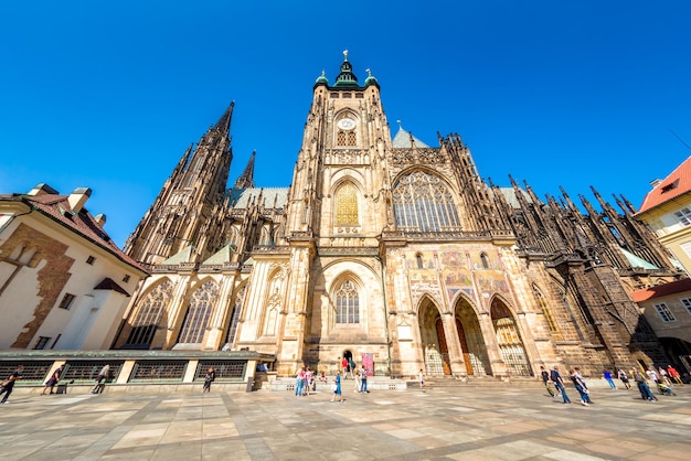 Pessoas em frente à Catedral de São Vito Praga República Checa 07 de setembro de 2016