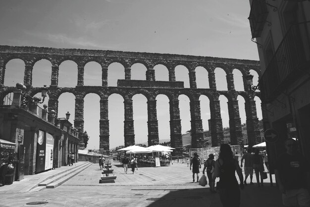 Pessoas em frente ao edifício histórico