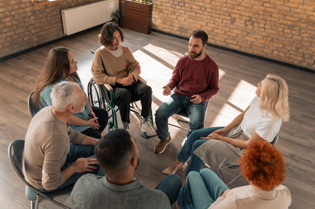 Pessoas em grupo de terapia psicológica