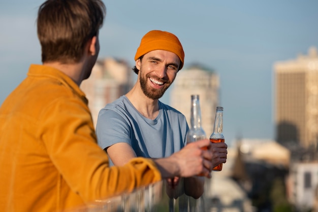 Pessoas em média festejando