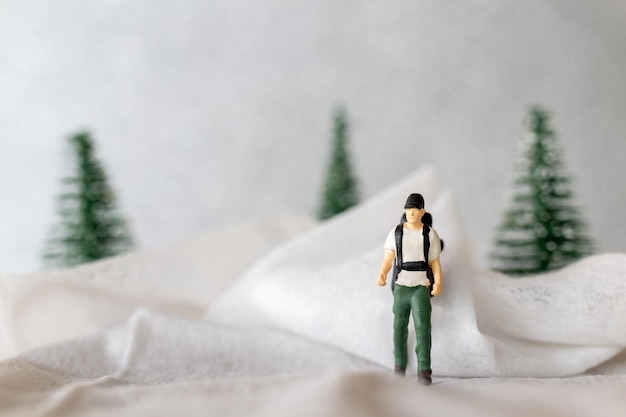 Pessoas em miniatura Backpacker Travel no inverno