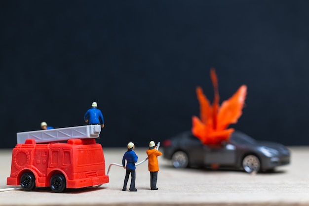 Pessoas em miniatura: bombeiros em um acidente de carro