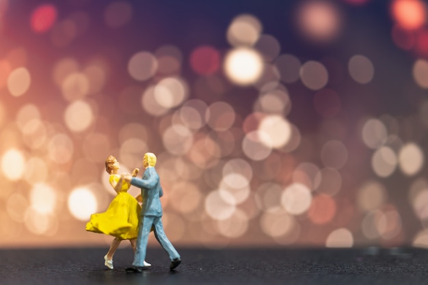 Pessoas em miniatura, casal dançando com bokeh de fundo