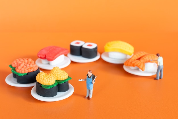 Pessoas em miniatura, Chef fazendo Sushi em fundo laranja