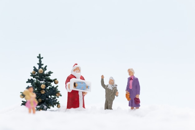 Pessoas em miniatura, Papai Noel e presentes para crianças