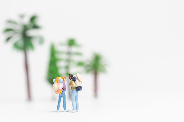 Pessoas em miniatura: Viajante com mochila andando em whitebackground,