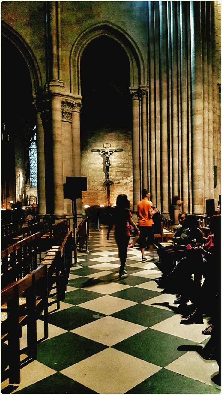 Foto pessoas em notre-dame de paris