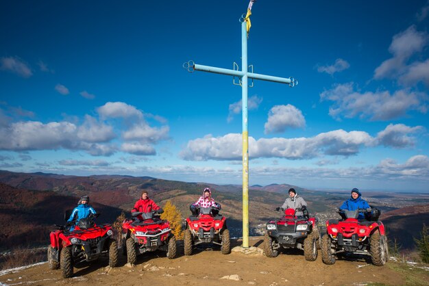 Foto pessoas em quad motos no topo da montanha