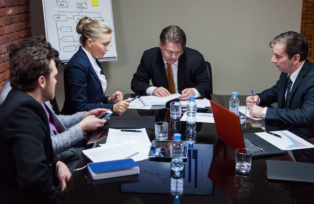 Foto pessoas em reunião no escritório