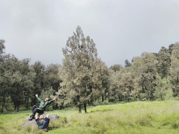 Foto pessoas em rocha contra o céu